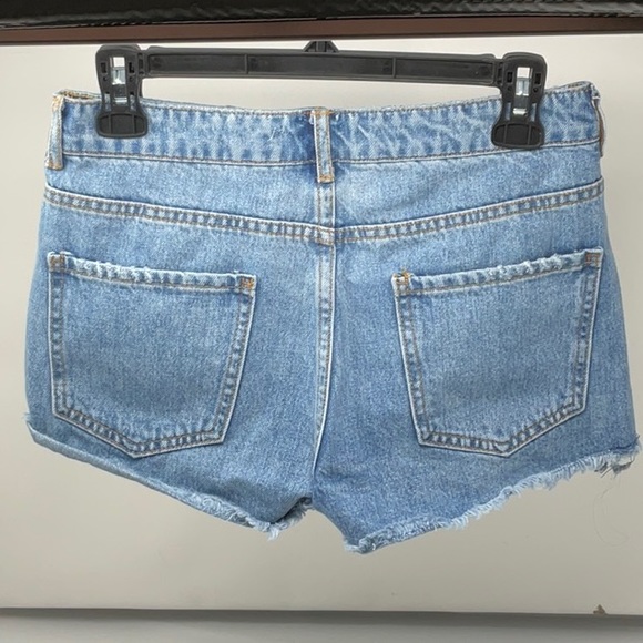 Forever 21 women’s light wash distressed denim shorts, size 29 - Picture 2 of 6